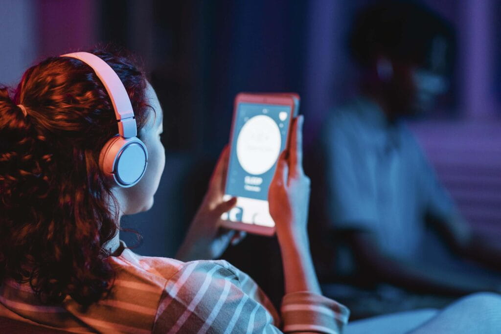 تحتوي هذه الصورة على سمة alt فارغة؛ اسم الملف هو back-view-woman-home-using-headphones-tablet-1024x683.jpg